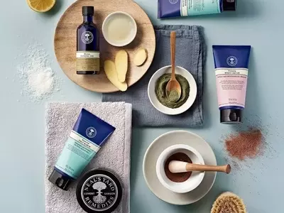 6 Travel Essentials for Glowing Skin and Comfort