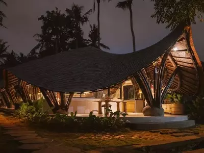 Arquitectura Sostenible en Bali: La Oficina de Bambú que Fusiona Naturaleza y Diseño