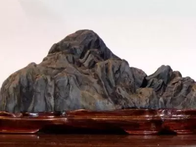 Suiseki: El Arte de Contemplar la Piedra Natural