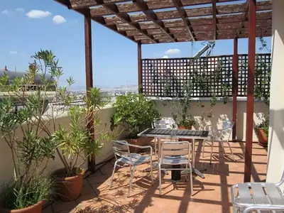 Transforma tu Terraza Grande en un Oasis Verde con Plantas y Mobiliario
