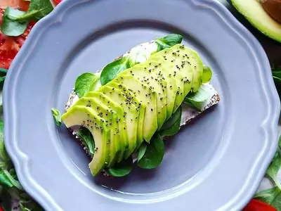 El Aguacate: Un Superalimento en la Dieta Moderna, Sus Beneficios y Desafíos