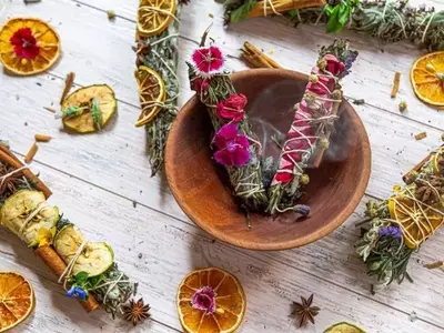 Creación Artesanal de Incienso con Hierbas del Jardín