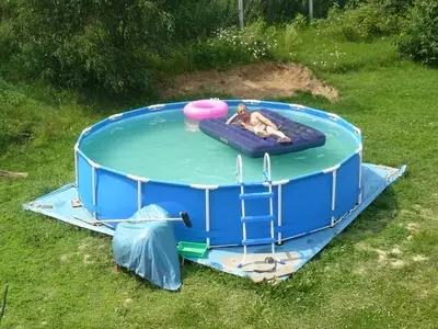 Estrategias Creativas para Integrar Escaleras de Madera en Piscinas Circulares