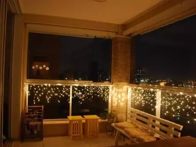 Transforma tu Balcón en un Oasis Navideño con Iluminación Festiva
