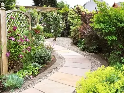 Diseño y Creación de Senderos Modernos y Funcionales para Jardines