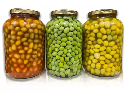 El Arte Culinario de Aderezar Aceitunas en Casa: Un Viaje a Través de Sabores Mediterráneos