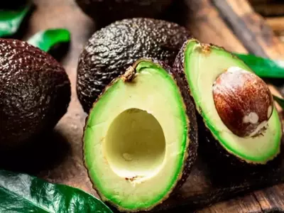 El Aguacate: Un Superalimento Versátil con Impacto Nutricional y Desafíos de Sostenibilidad