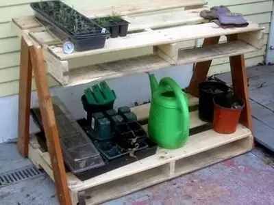 Transformación Creativa: Construyendo una Mesa de Trabajo para Jardín con Palets Reciclados