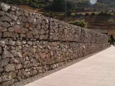 Descubre el Poder Estético y Funcional de los Muros de Gaviones en tu Jardín