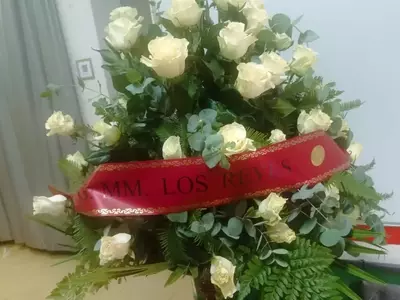 Homenaje Real con Rosas Blancas y Mensaje de Condolencia