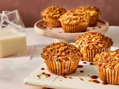 Delectable Apple Pie Muffins with Cinnamon Crumb Topping