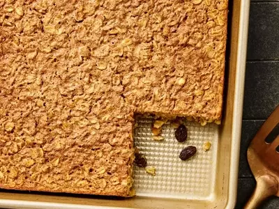 Warm Cinnamon-Raisin Baked Oats: A Cozy Morning Delight