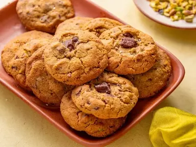 Crafting the Perfect Pistachio Chocolate Chip Cookie