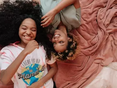 A Father's Playful Response Turns a Kindergarten Mishap into a Lesson in Empathy