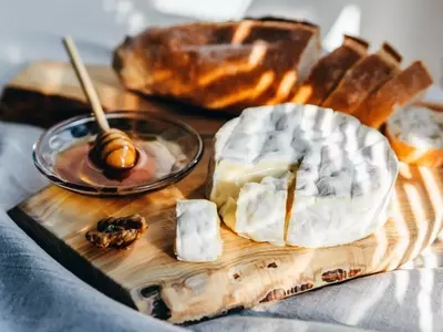 Crafting the Perfect Single-Cheese Board: A Guide to Elegant Entertaining