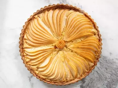 Elegant Pear and Almond Tart: A Simple Yet Sophisticated Dessert