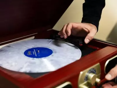 Texas Doctor Uses Vinyl Records to Bring Comfort and Joy to Hospital Patients