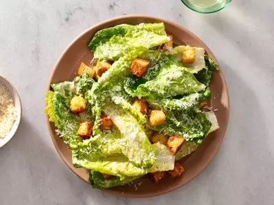 A Comprehensive Guide to Salad Greens: Varieties, Characteristics, and Culinary Uses