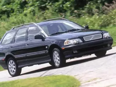 A Look Back at the 2000 Volvo V40: Redefining Compact Wagons for a New Generation