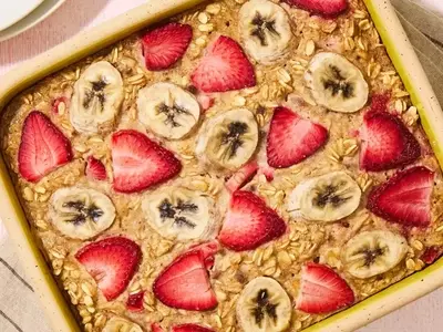 Delicious Strawberry-Banana Baked Oats for a Hearty Breakfast