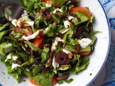 Effortless Vinaigrette: A Squeeze Bottle Hack for Perfect Salad Dressing Every Time