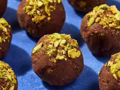 Delectable Chocolate-Pistachio Energy Bites: Your Healthy Treat Guide
