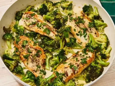 Quick & Healthy Creamy Garlic Chicken and Broccoli Skillet