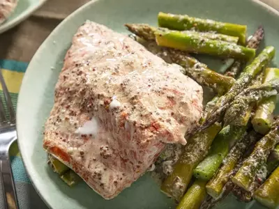 Effortless Mustard-Infused Salmon and Asparagus Packet Dinner