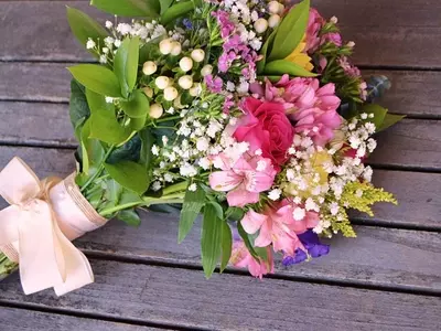 Celebraciones Nupciales al Aire Libre: Guía Floral y Estilística para un Evento Inolvidable