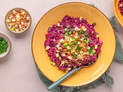 Flavorful Braised Red Cabbage with Apples and Bacon: A Culinary Exploration