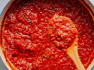 The Secret to a Delicious Tomato Sauce: Don't Burn the Garlic!