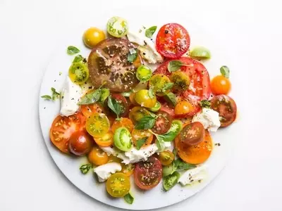Effortless No-Cook Tomato Sauce for Pasta