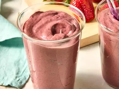 Berry, Avocado, and Spinach Smoothie: A High-Fiber Breakfast