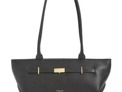 Anne Hathaway's Chic Shoulder Bag and Other Must-Have Spring Styles
