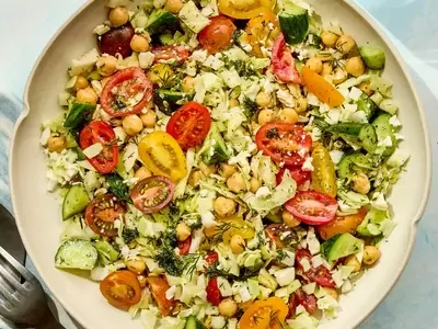 Refreshing Chickpea and Vegetable Medley: A Quick and Healthy Salad