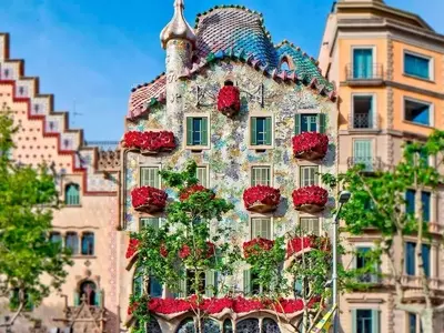 La Casa Batlló celebra Sant Jordi con una fachada de rosas y experiencias culturales
