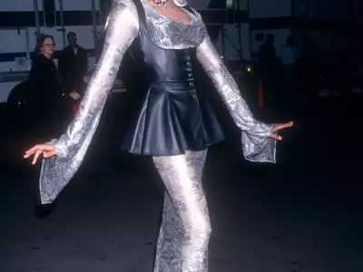 The Art of Drag: Body and Fashion Illusion