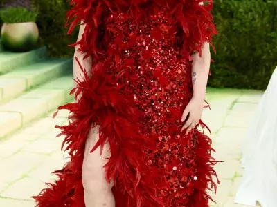 Lena Dunham's Triumphant Return to the Met Gala, Inspired by Baroque Artistry