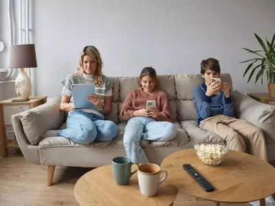Balancing the Digital World: A Guide for Parents on Managing Screen Time