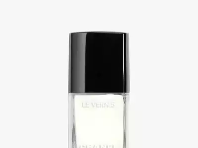 Chic White Nail Art Trends for the Summer Season