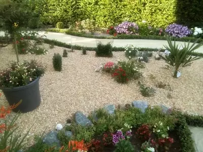 Diseña senderos de jardín ecológicos: guía completa con materiales naturales y reciclados