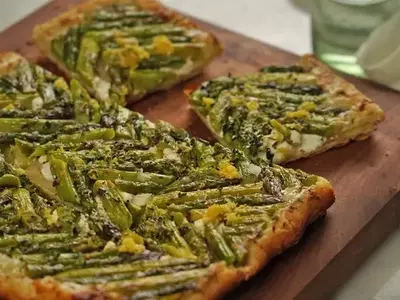 Effortless Upside-Down Asparagus Puff Pastry Tart: A Springtime Delight