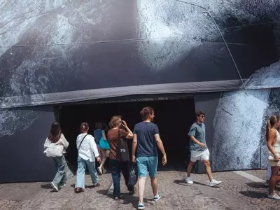 Pont Neuf Transformed into "La Caverne du Pont Neuf"