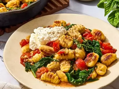 Speedy Skillet Gnocchi with Tomatoes and Spinach