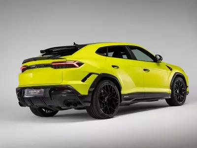 Lamborghini Unveils the Electrifying Urus SE Performante