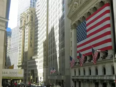 US Futures Dip Amidst Fed Remarks and Economic Data Ahead