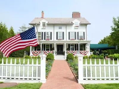 The Hedges Inn: A Timeless Hamptons Retreat Reimagined