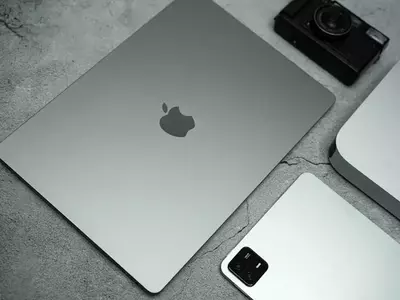 Jim Cramer Advocates Holding Apple Stock Amid AI Debates