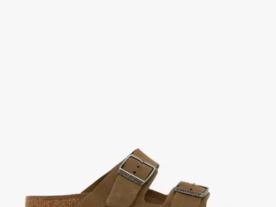 Effortless Summer Style: Birkenstock Arizona and Baggy Jeans Combination