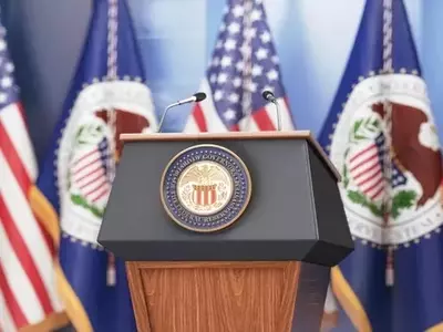 Federal Reserve's Monetary Policy at a Crossroads: Responding to Inflation